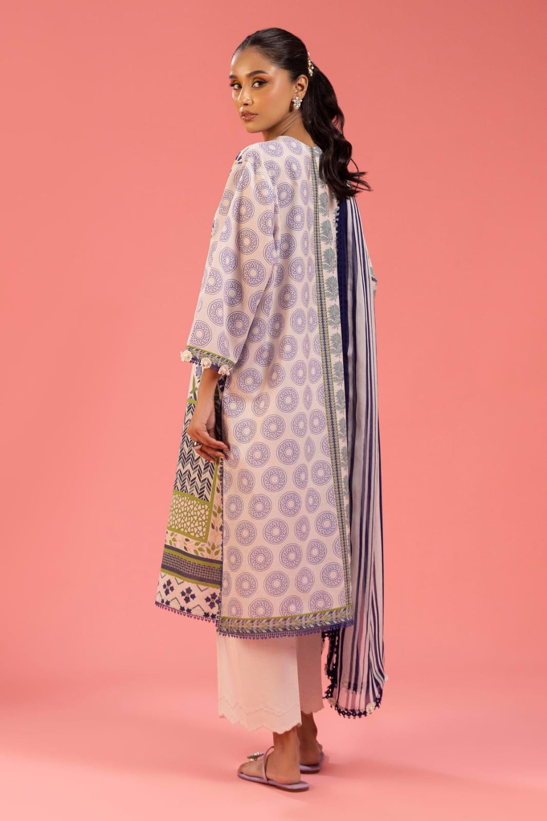 “Elegant & Stylish Sana Safinaz Lawn Suit ✨”(Unstitched)